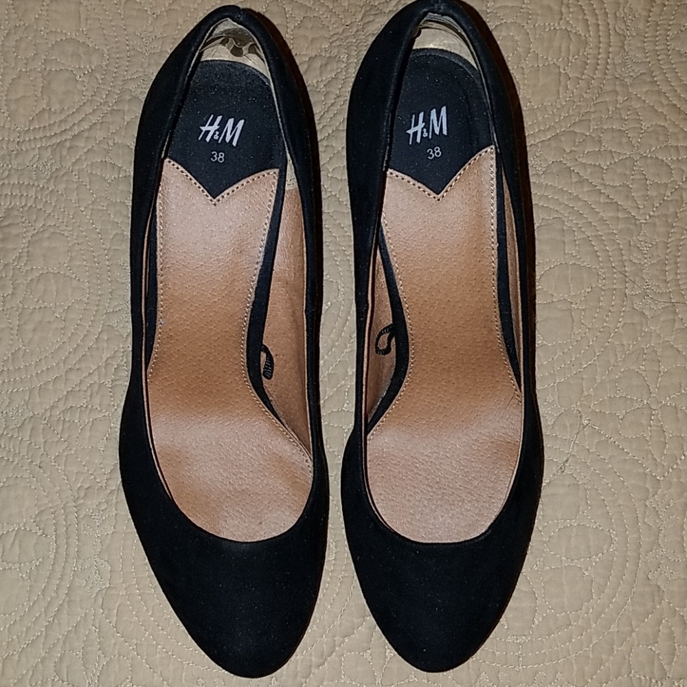 (V) Black Suede Pumps